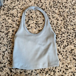 Blå topp! - Superfin blå topp! Använd ca 5 gånger!🫶🫶 köpt för ca ett halv år sen! Börjar bli för liten så säljer den!💋💋 