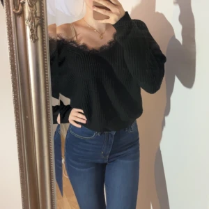 Stickad off shoulder tröja - En off shoulder tröja med spets detaljer. Storlek S men passar St S-L då den är stretchig.