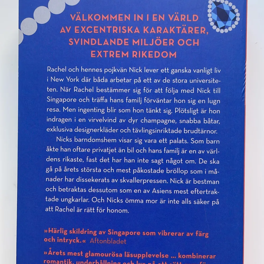 Crazy Rich I Asien av Kevin Kwan. En roman i pocketformat på svenska. Rekommenderad ålder (enligt Google) är 13+. Skriv om du har några frågor eller vill ha mer bilder! <3. Övrigt.