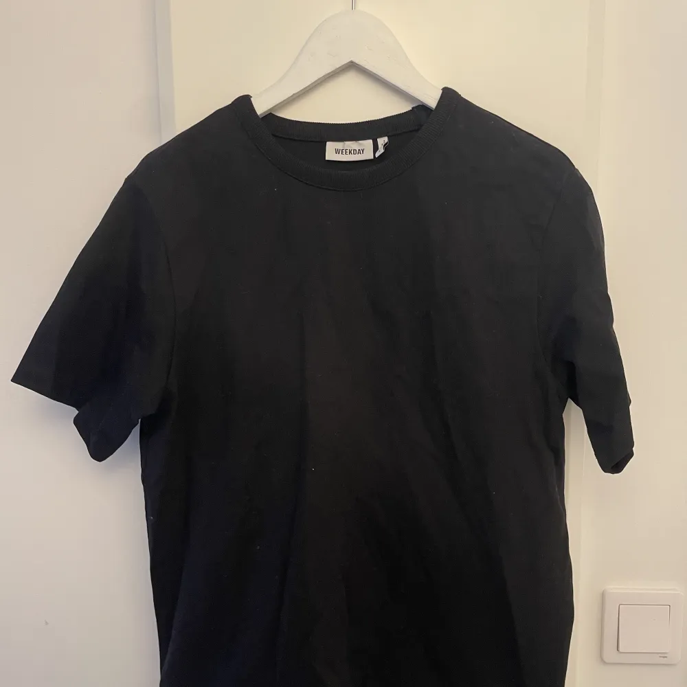 En vanlig svart T-shirt från Weekday 🖤. T-shirts.