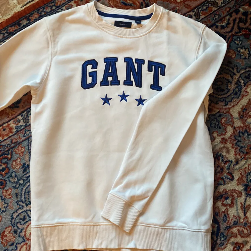 Fin vit Gant tröja stl 170 (skulle säga passar från 150). . Tröjor & Koftor.