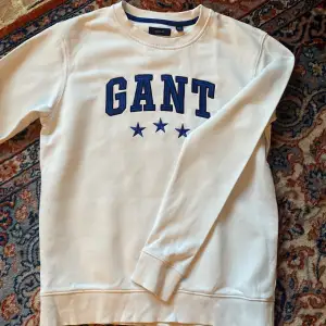 Fin vit Gant tröja stl 170 (skulle säga passar från 150). 