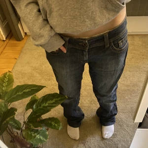 Lågmidjade jeans - Säljer nu dessa lågmidjade byxorna som tyvärr inte kommer till användning🥰 Dom är lite för stora i midjan och ganska långa på mig som är 160cm. skriv om ni har frågor💞