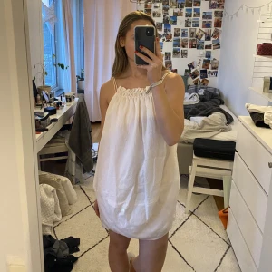 Klänning vit  - Superfin vit klänning i linne material, använd 2-3 ggr så nyskick!! Strl S💕🙏🏻