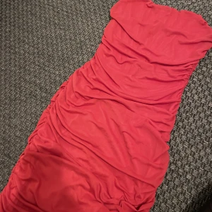 Festklänning  - Väldigt fin festklänning storlekS/M använd 2 gånger . Bra tyg kan skicka foto på om de begärs . 