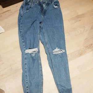 Jeans  - Knappast använda, mycket bra skick,