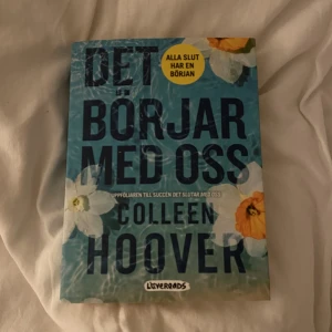 Det börjar med oss  - Säljer boken Det slutar med oss av Colleen Hoover. En fortsättning av boken Det börjar med oss. Det är en kärleksroman med nutidsromantik och ”New Adult-fiktion”. Ordinarie pris 199, säljer för 100 helt ny!💖