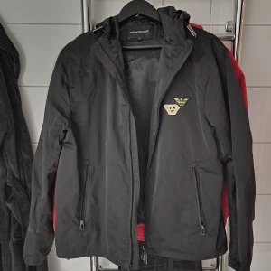 Armani jacka - Fet jacka, rätt oanvänd skadad vid förvaring. Nästan windbreak material. Fet logga