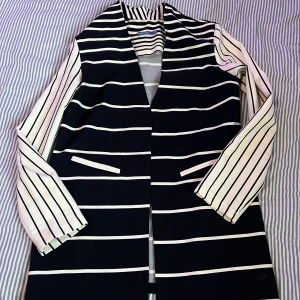 Kvaj  - Randig och klassisk.  Priset ni bestämmer 😊😊