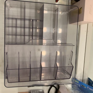 Godmorgon  - Den är i bra skick, den är använd men den finns självklart inga spår på användning. Passar till alla som använder smink självklart