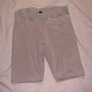 Beige bikershorts - Ett par beiga bikershorts