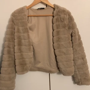 Jacka  - Denna jackan är i jätte bra skick, ser ut som en helt ny jacka. Jag köpte den i Gina för 999kr och använd bara 1 gång i 2 timmar. Och man blir varm i den 