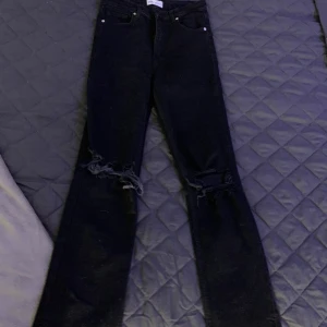 Zara jeans oanvända  - Oanvända högmidjade jeans med slit där nere och hål på knäna, de är uppsydda och passar bra till längden 165cm typ