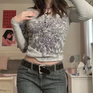 Grå tröja  - Ascool y2k/grunge tröja med coolt tryck. Säljer bara pga att jag inte använder den så mycket. Köpt för ca 200 men börjar budgivningen på 30 kr!!! 🤟Lånade bilder men skriv privat om du önskar fler bilder på tröjan 🫶