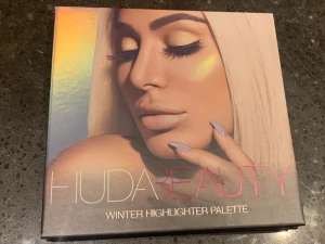 Huda beauty - winter highlighter palette - Huda Beauty highlighter palette - Limited edition ❄️🍬💎. OANVÄND. Nypris: ca 370 kr. Mitt pris: 170 kr + frakt. Köparen står för frakten själv och ansvarar själv för ev slarv av posten. Kan även upphämtas. (ps. sista bilden lånad av Sephora).