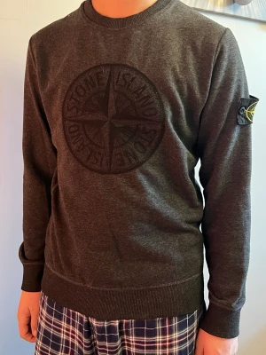 Stone Island tröja  - Säljer stone Island, går inte till användning och använd några gånger. Den är i super skick och storlek S men är helt okej stor🙌🏼 Pris kan diskuteras🙌🏼
