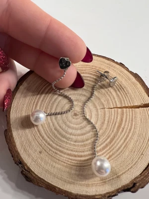 Örhängen  - Örhängen med hjärtan. 10kr + 13kr frakt 