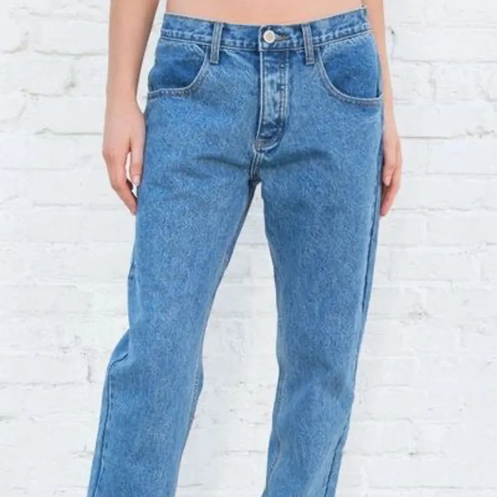 Säljer dessa jättesnygga jeansen från brandy Melville eftersom det är för stora på mig, i fint skick fast lite skadade i slutet av byxan då jag har trampat på dem. . Jeans & Byxor.