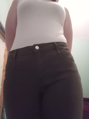 Militärgröna skinny jeans - Ett par militärgröna skinny jeans. Normal midja. Obs: på bilden ser det ut som att byxorna är jättekorta, men det beror på att jag är 180 lång. Om du är närmare medellängd, passar de bra. Använd en enstaka gång vara för att testa. Fake fickor där fram.