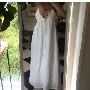 Zara klänning  - Klänning från zara, använd en gång. Skriv innan köp💕