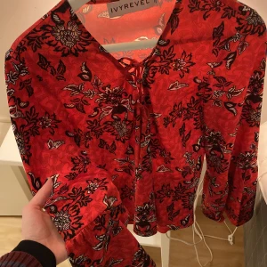 Blus - Säljer denna supersnygga blus från IvyRevel! Använder den knappt därav jag säljer den. 