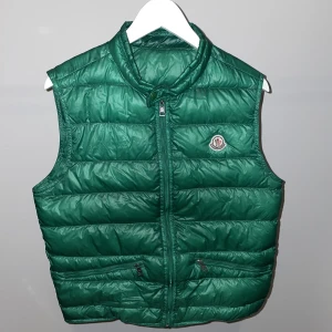 Emerald green moncler gui - Moncler gui i den eftertraktade färgen emerald green Size 3 Väldigt bra skick