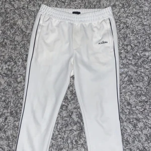 Byxor - Sköna och snygga mjukisbyxor som man kan använda till vardags och hemma!