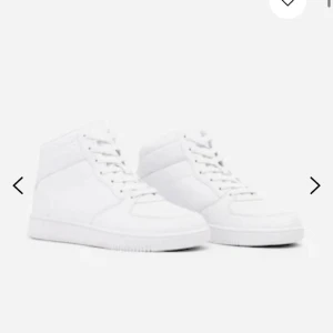 Vita höga sneakers - Vita sneakers höga från Skopungten aldrig använda. Ser ut som jordans Nypris 600kr