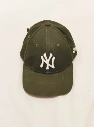 Grön New Era Keps - grym new era keps i grön färg, suttit i garderoben lite för länge så den här släpper jag vidare till någon som diggar den 👍 det är one size så den passar alla samt du kan justera storleken  möts i gbg men kan även frakta / wiz