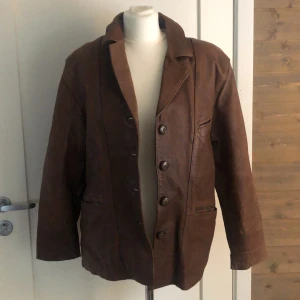 Brun läderjacka - Vintage läderjacka i fint skick. Perfekt höst/vårjacka. 