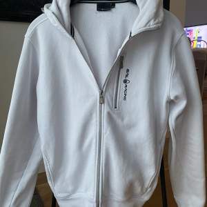 Garderobrensning! Säljer denna vita zip hoodie från Sail Racing. Stl M Cond: 9/10 I princip nyskick men tvättad några gånger. Inte använd mycket alls. Bara att skriva om det är något som undras! 