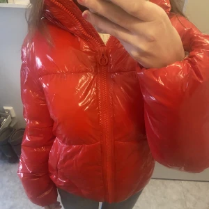 Röd jacka  - Så fin röd jacka från Vero Moda i storlek s!Perfekt nu på vintern❤️