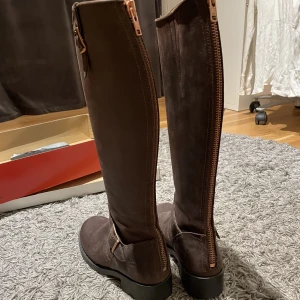 Johnny bulls  - Johnny bulls  Storlek 37 Nyskick, använda kanske 2 gånger om ens det  550kr Köparen står för frakten