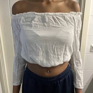 Vit topp -  Vit topp från hm Snöre längst ner som går att justera Strl: 36 (passar 34-36) Pris: 20kr +frakt 