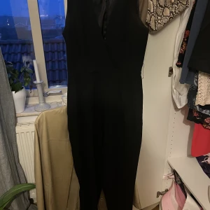 One/ playsuit - kostymbyxa - Kostymdress i storlek 38, använd en gång. Medföljer midjeband