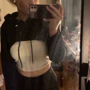 Crop hoddie - En svart crop hoddie med luva  Storlek 40/42 Endast andvänd när bilderna togs.  Helt som ny  Från shein 