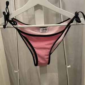Ljus rosa bikini i storlek S. Är i okej skick!