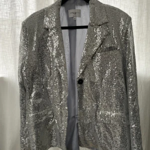 Glitterkavaj - Superglittrig och fin kavaj från NAKD x JOSEFINE HJ !  *Lite oversized  Superfint skick, endast använd 1 gång!! Bättre pris vid snabb affär !❤️