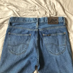 Lee Jeans - Vintage Lee Jeans i riktigt fint skick. Knappt använda. Hållbart och fräscht material.                                 Midja: 39cm    Innerben: 75cm Hela benet: 91cm        Benöppning: 20cm