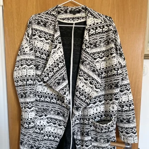 Kofta - En tjockare kofta/kappa till våren i strl M💕