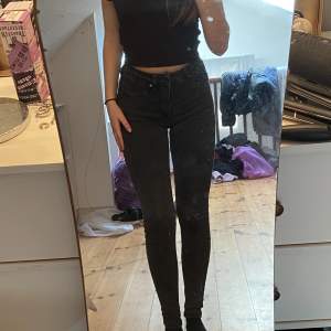 Svarta jeans i skinny modell, skriv för mer info eller fler bilder!