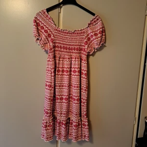 Sommarklänning - Säljer denna assöta sommarklänning.   Den har puffärmar, fint mönster och funkar som off-shoulder också! Perfekt till midsommar!  Från Kappahl storlek 170. (är 166 cm)