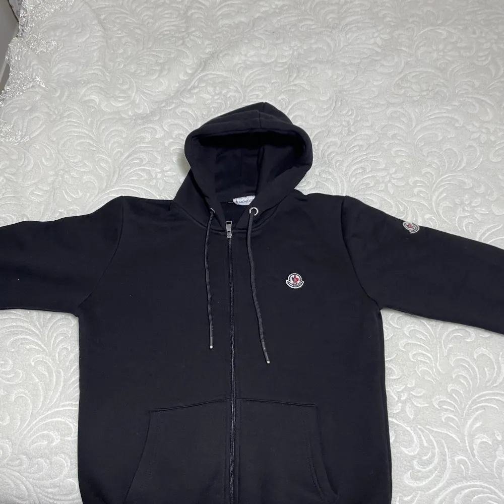 Tjena, säljer min moncler maglia zip hoodie. Säljer den pga att den är för liten, . Storlek L och skick är 9/10 Tveka inte att höra av er!. Hoodies.