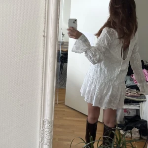 studentklänning nakd  - säljer min jättefina vita klänning från NA-KD. funkar perfekt till student, stranden eller bara inför sommaren! 🌟🌟 skriv vid frågor💕💕