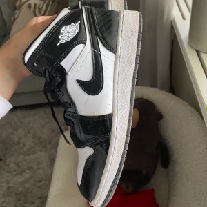 JORDAN 1 "CARBON FIBER" MID - Jordan 1 carbon fiber mid storlek 38, bra skick, lite smutsiga men inget som inte går att få bort 