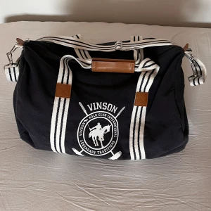 Vinston polo club väska - Marinblå axelväska av märket Vinston Polo Club International. Nästan aldrig använd, nypris 300.