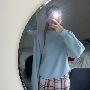 Ljusblå sweatshirt - En basic ljusblå sweatshirt från Gina tricot😊Tröjan har ett litet hål i armen men syns knappt