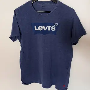 Levis blå t-shirt i storlek M. Mycket bra skick, inga skador så vitt jag vet. Nypris ca 250
