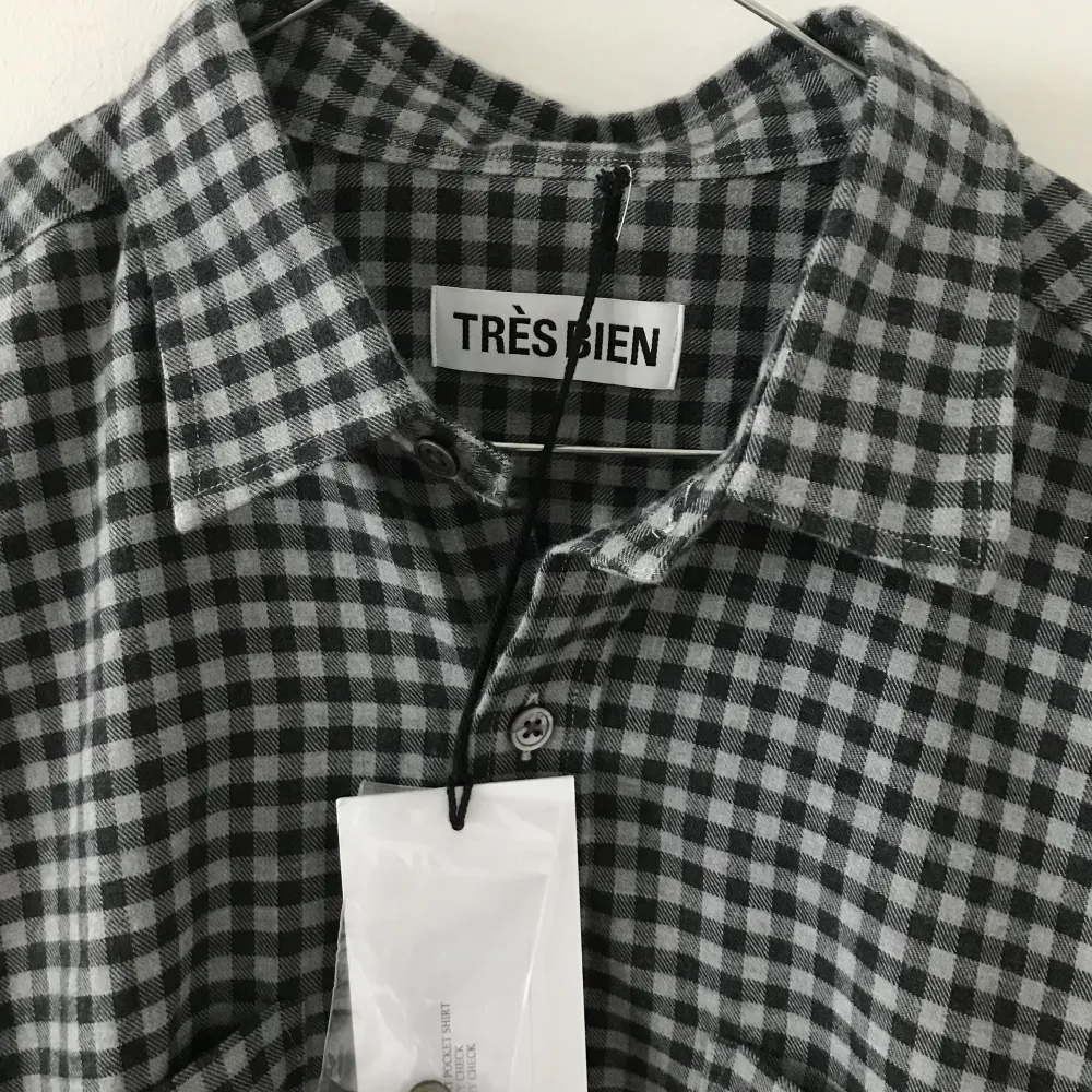 Säljer en rutig flanellskjorta från Malmö-märket Très Bien i storlek 50/L men sitter något mindre. Lite cropped i fiten. Oanvänd med tags på så den är i utmärkt skick. . Skjortor.