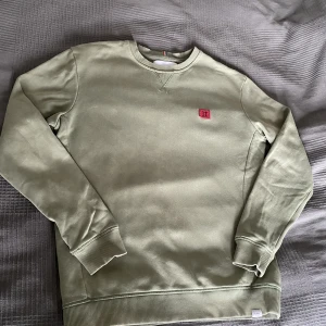 Les deux grön - Säljer min les deux collage tröja. Knappt använd. Skick 10/10. Storlek M.